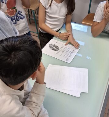 Un groupe travaille sur une énigme de maths